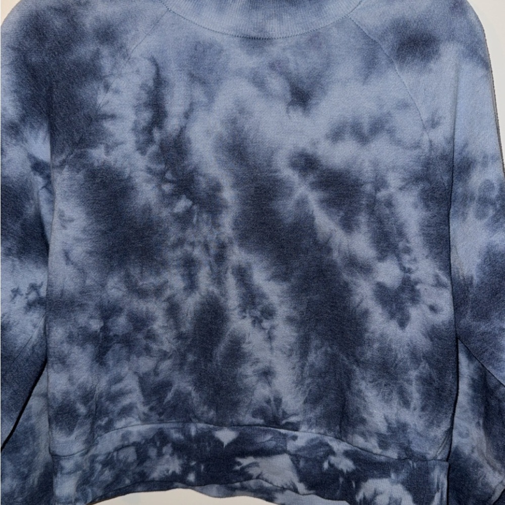 Chic Blue Tie-Dye Pullover
